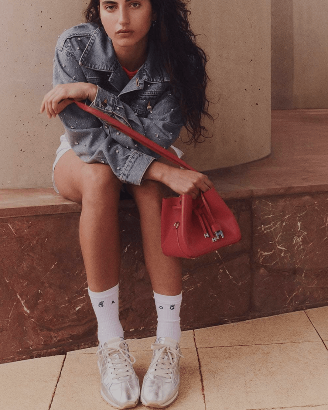 Hogan sneakers en rode tas