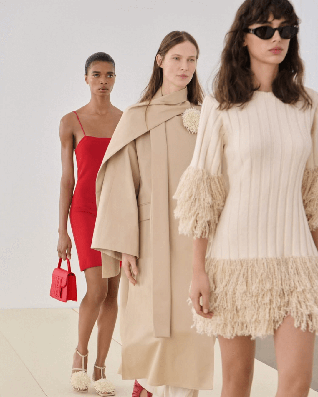 Rode en beige jurken van het merk Seventy